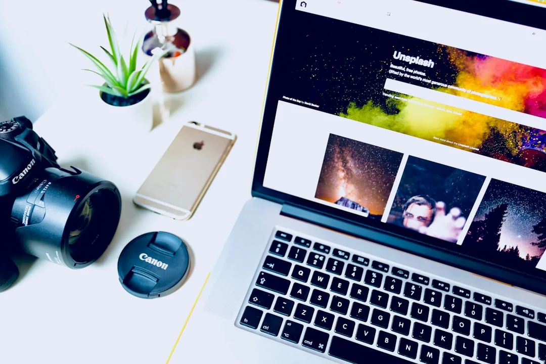 Un espace de travail moderne avec deux écrans d’ordinateur affichant des projets de design web, mettant en avant la technologie et la productivité.